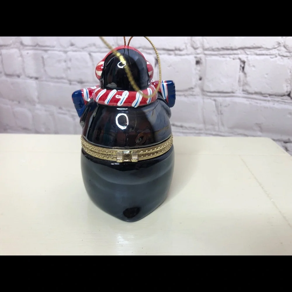 Brand New-Penguin Musical Ornament